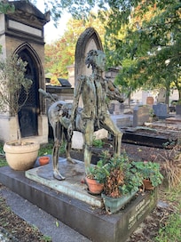 Cesar Baldaccini -artist buried in Monparnasse cemetery