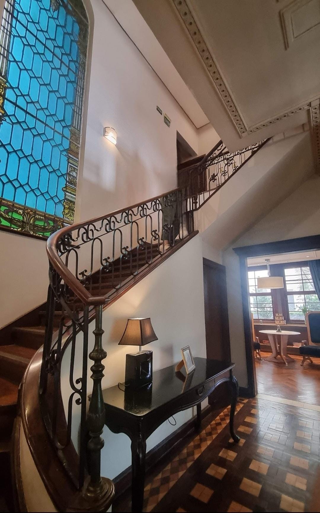 Escada c/ Vitral que leva so restaurante.  