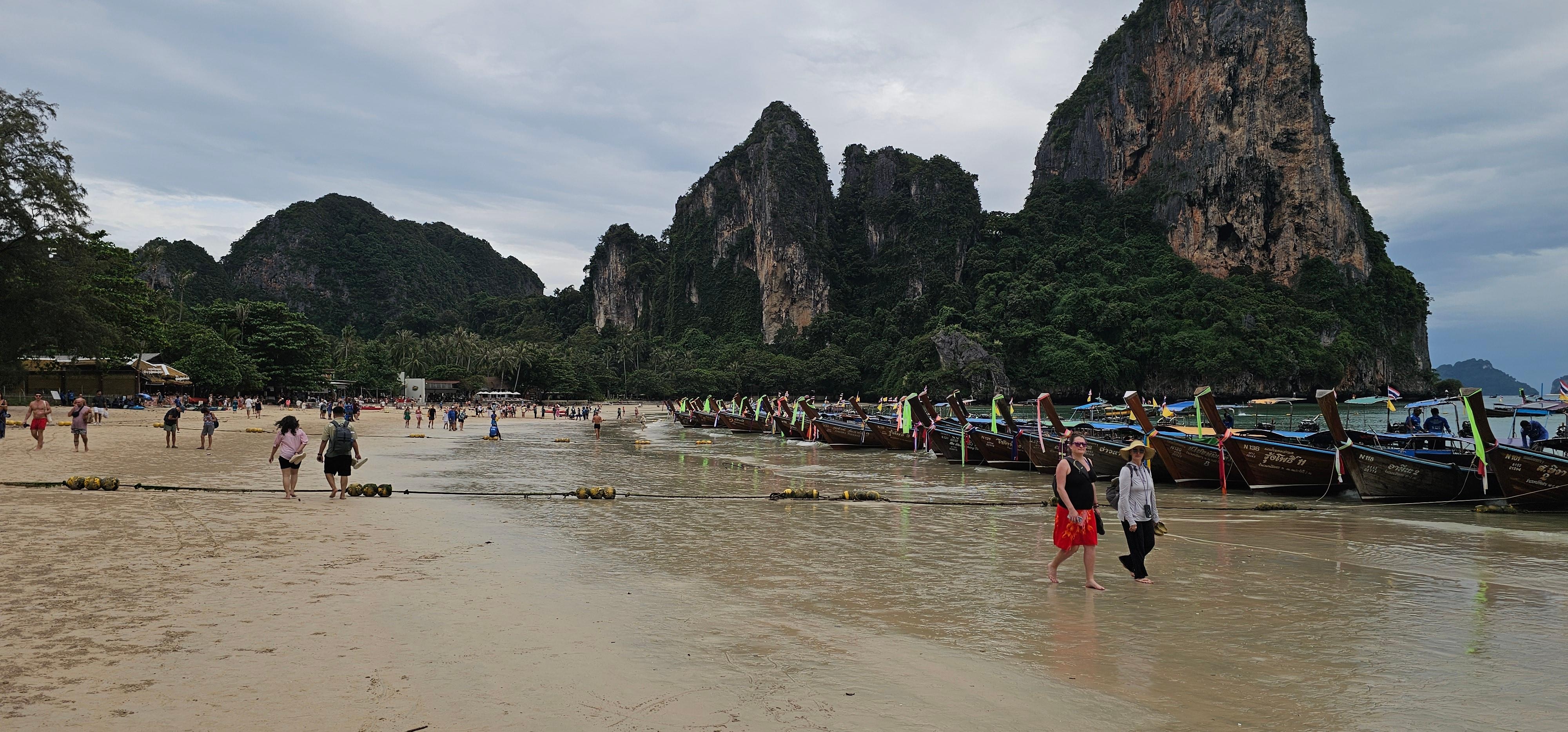 Hunderte Tagestouristen kommen TÄGLICH. Es ist unerträglich laut.