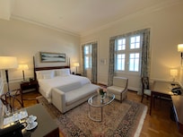 Habitación con óleos y alfombra pesa