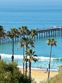 The sound of the waves crashing on the beach 24 hours a day⊠chefâs kiss.