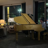 Piano bar was wonderful