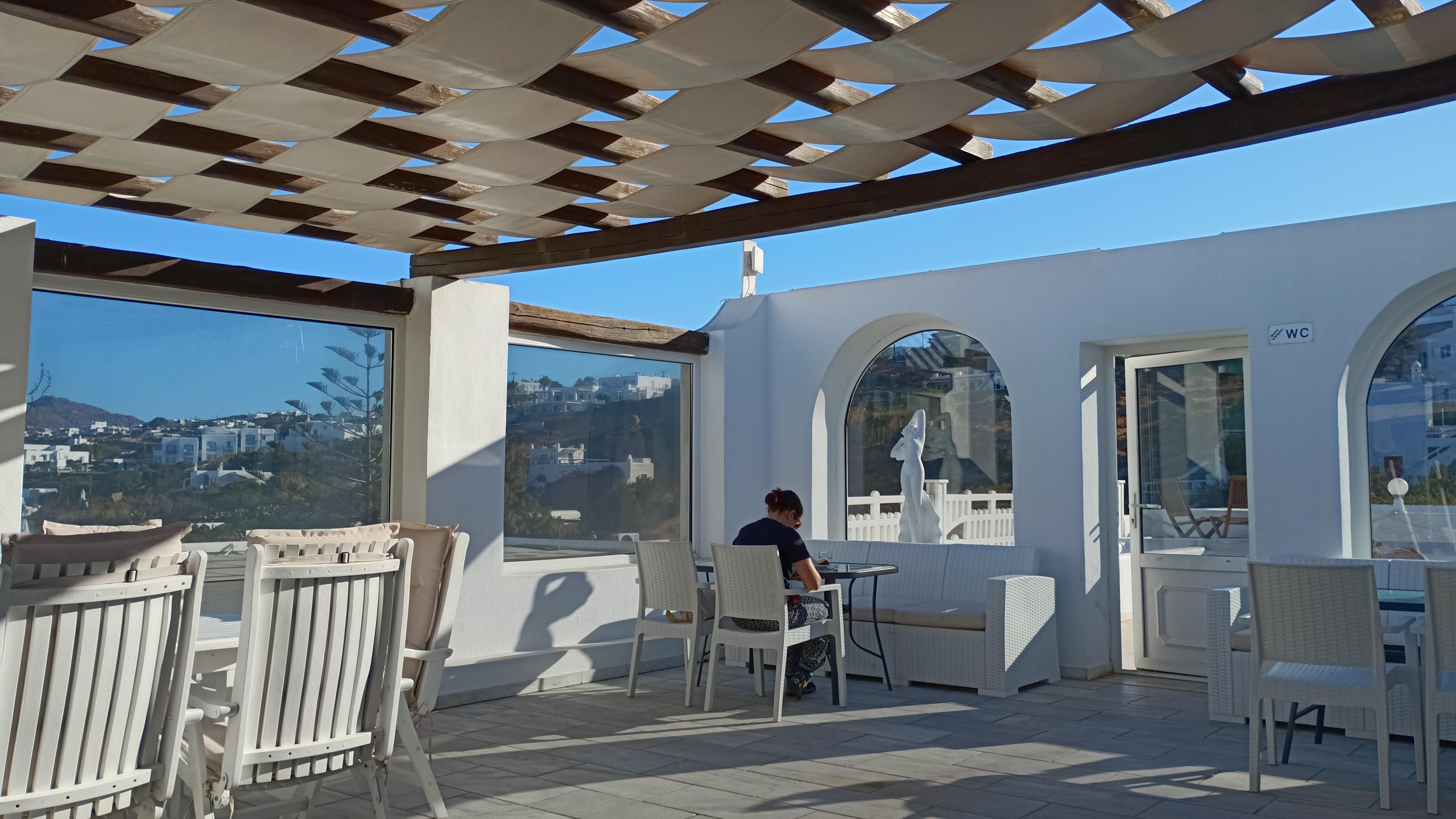 朝食はテラスでゆっくり ！