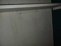 Coulure de salissure sur les murs se qui est inadmissible