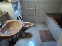 baignoire avec WC et lavabo
