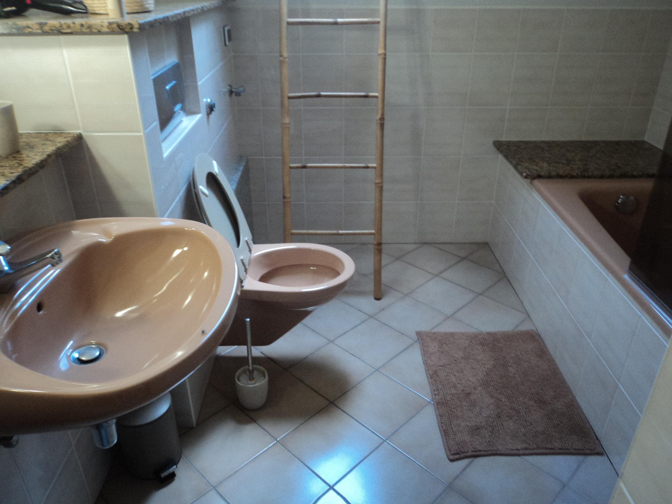 baignoire avec WC et lavabo