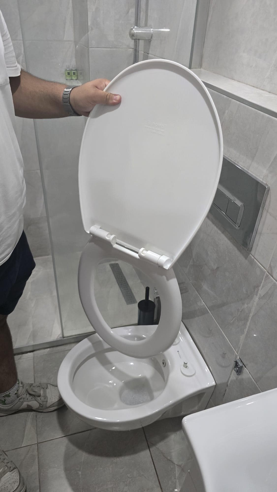 Yerinden çıkmış klozet kapağı.