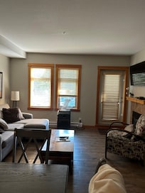 Roomy living & dining room