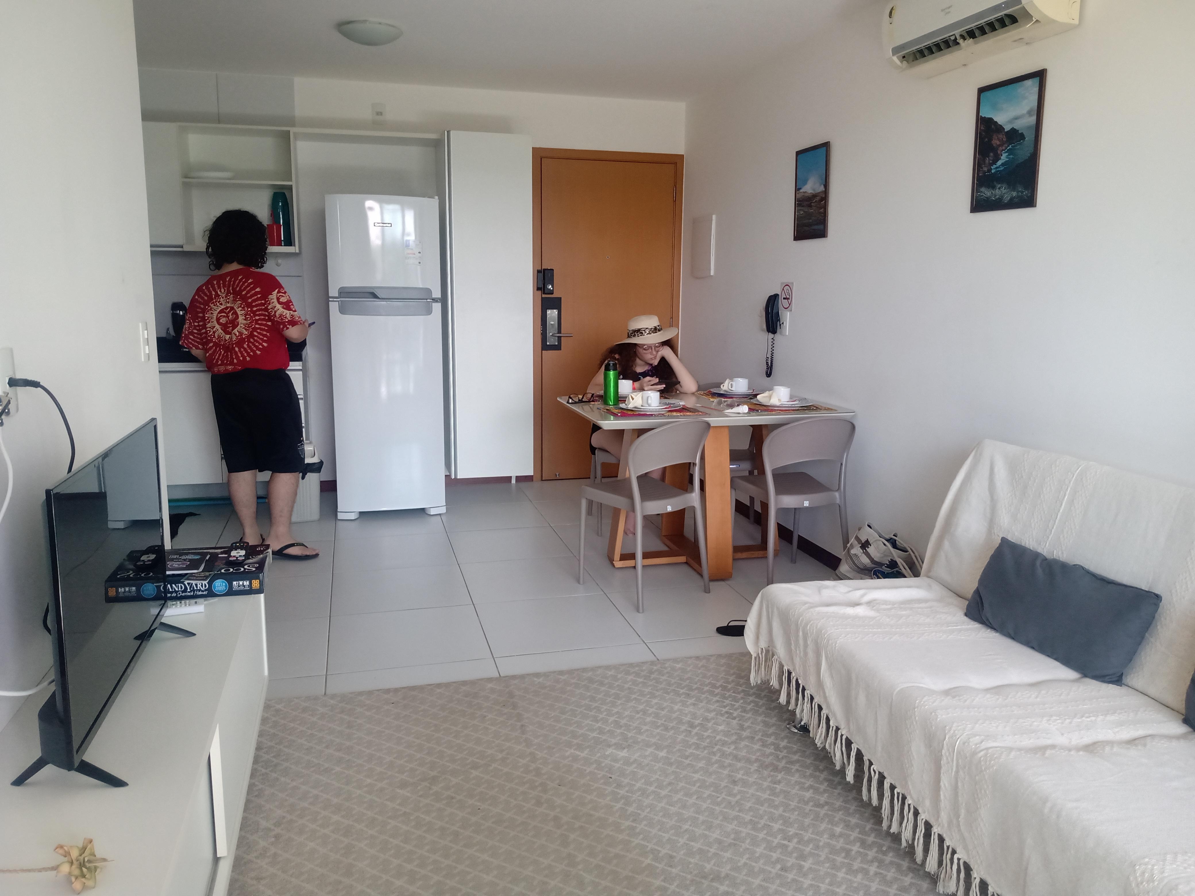 Sala e cozinha espaçosos.