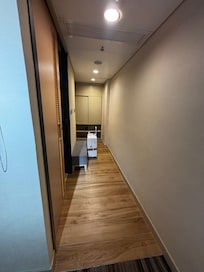 玄関からベッドまでの廊下