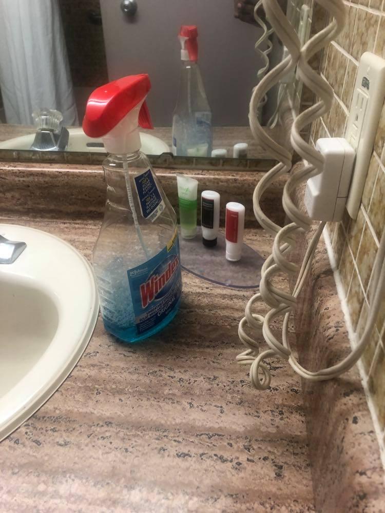 Produit de nettoyage dans la salle de bain