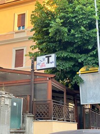 Café, der serverer morgenmad lidt nede af gaden