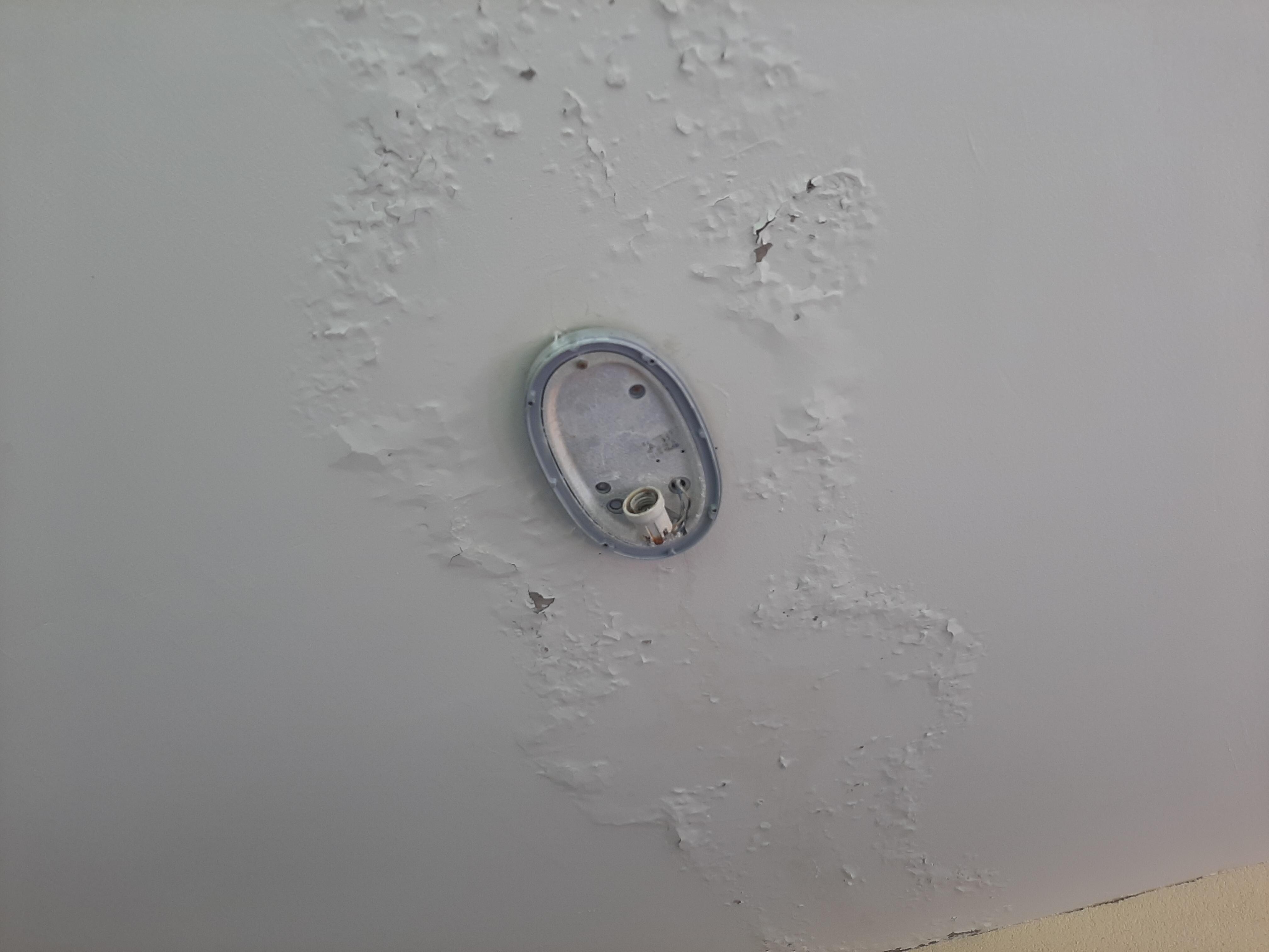 2e  lamp terras. Lag kapot op de grond