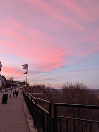 10 minute walk to the Grandview overlook.