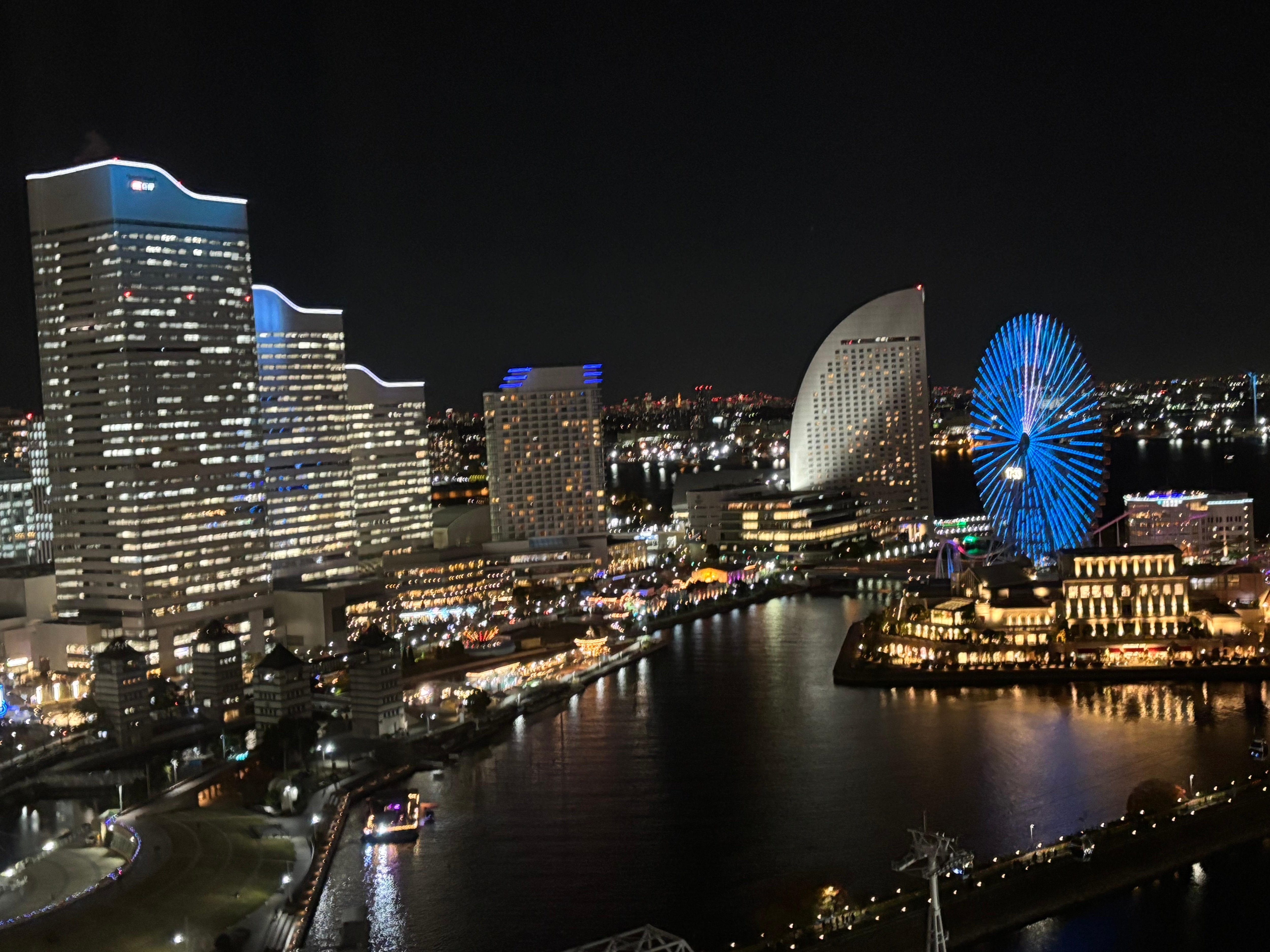 海側の部屋の窓からカラフルに色が変化する観覧車が見えます。