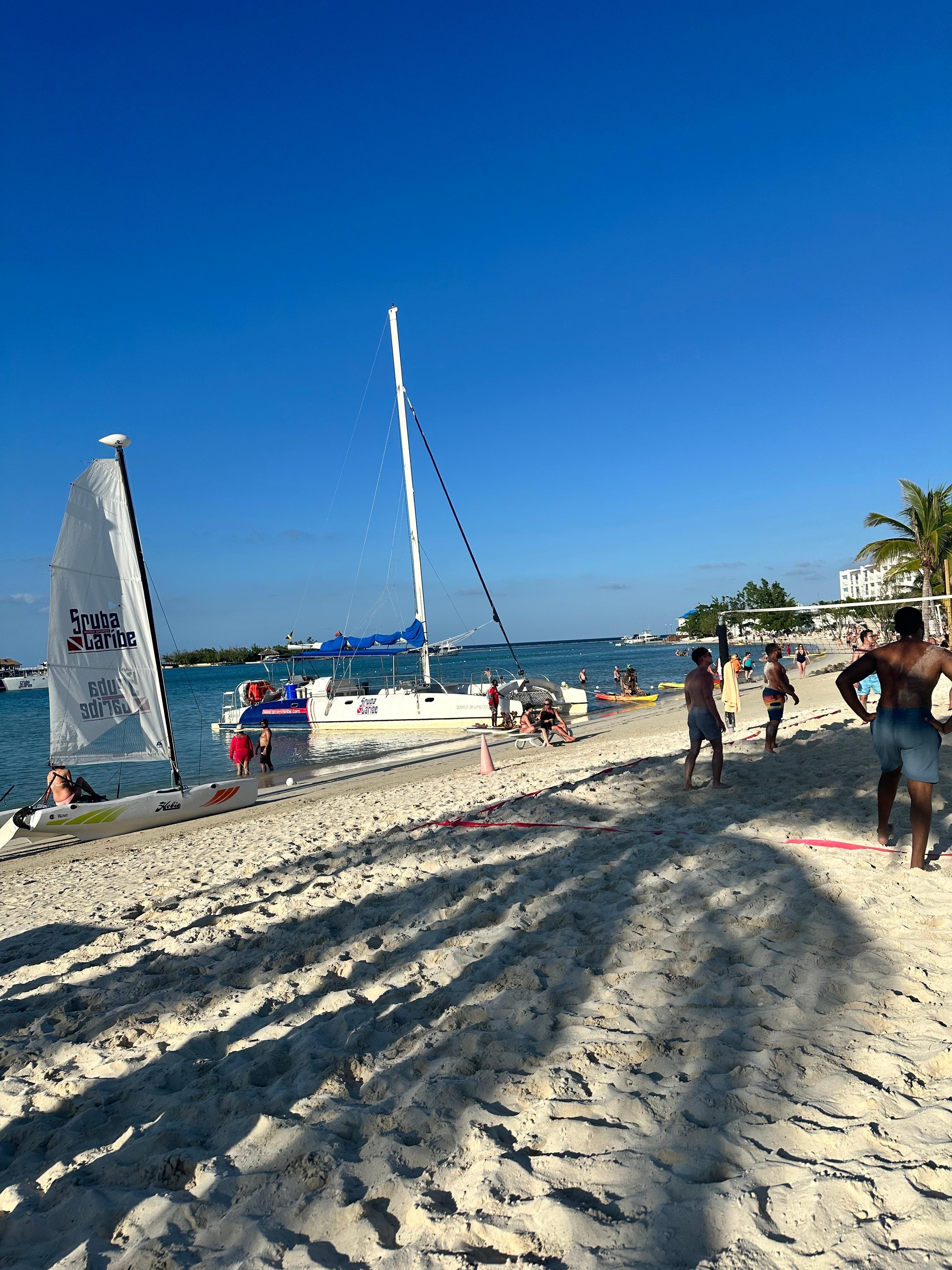 Hermosa la playa, los vendedores ambulantes, animan mucho el lugar. 