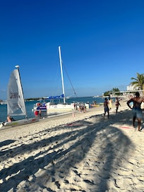 Hermosa la playa, los vendedores ambulantes, animan mucho el lugar.