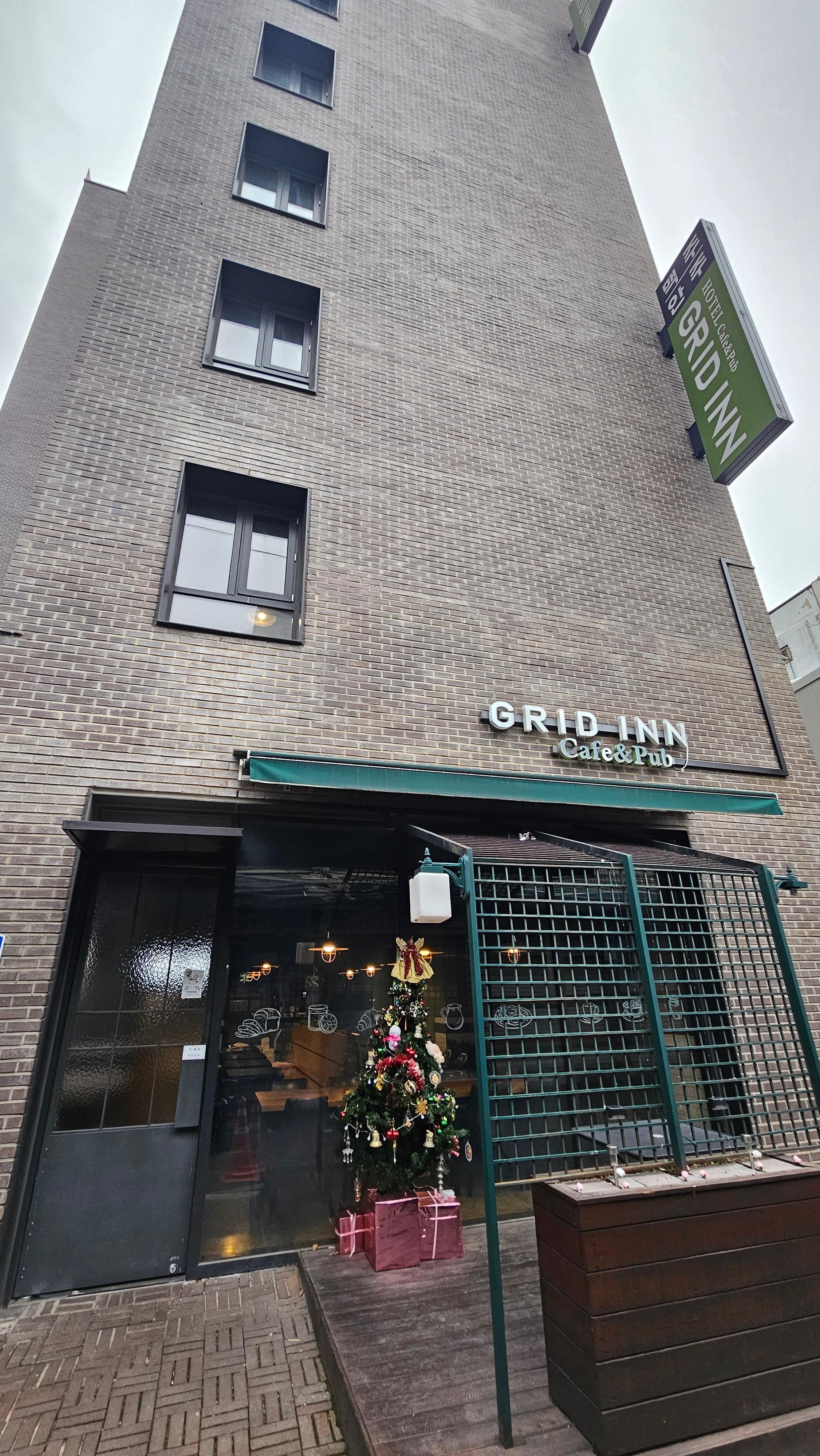 Has a main entrance and another one through coffee shop.