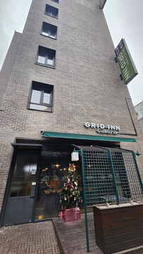 Has a main entrance and another one through coffee shop.