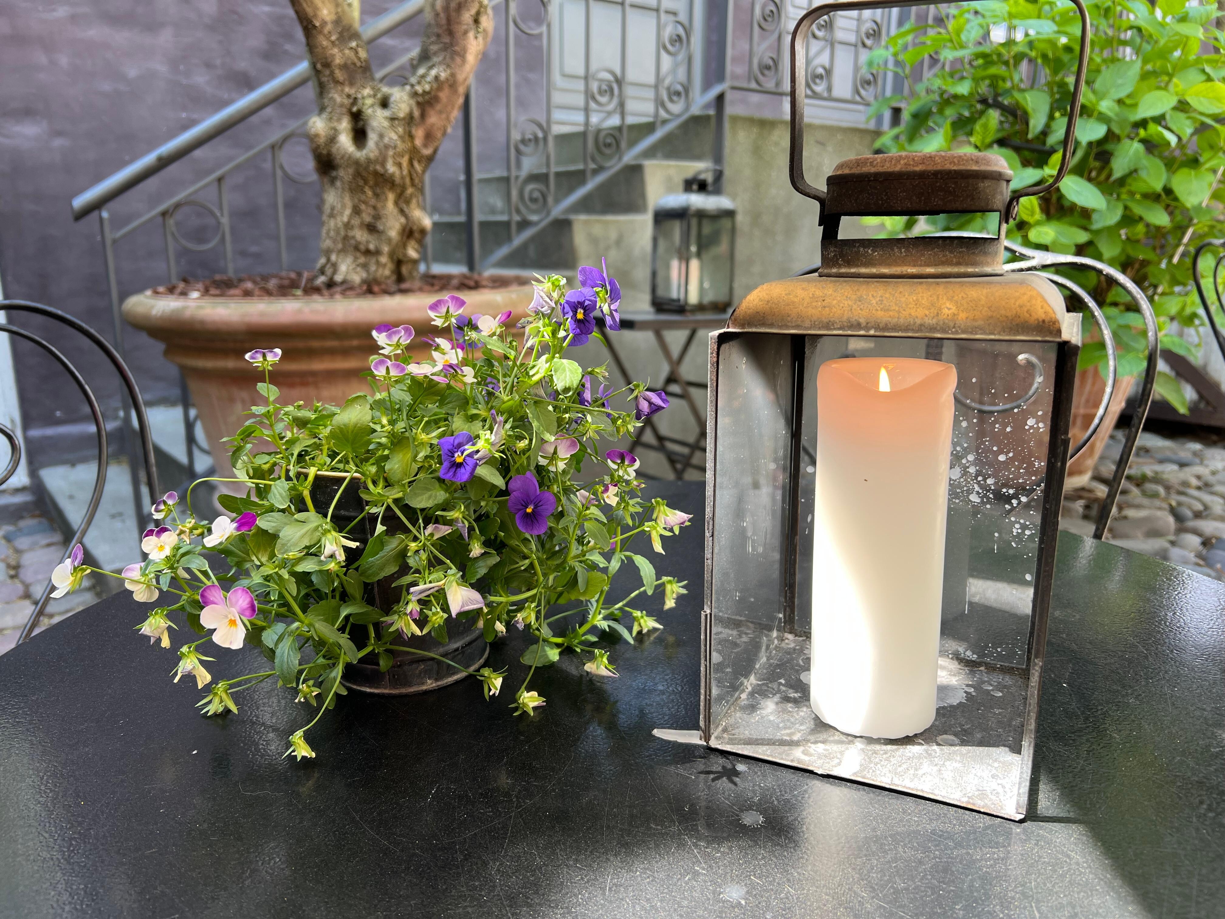A tablescape in the courtyard 