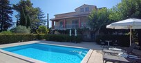 Pool mit Blick aufs Haus