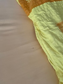 Particolare del buco del lenzuolo matrimoniale (ce ne erano molti alti nell’elastico del coprimaterasso)