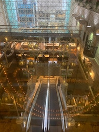 EVから吹き抜けのアトリウムを見る。
朝食のレストランはこのアトリウムの中。コンパクトなディズニーランドの中のレストランにいる様な気分。