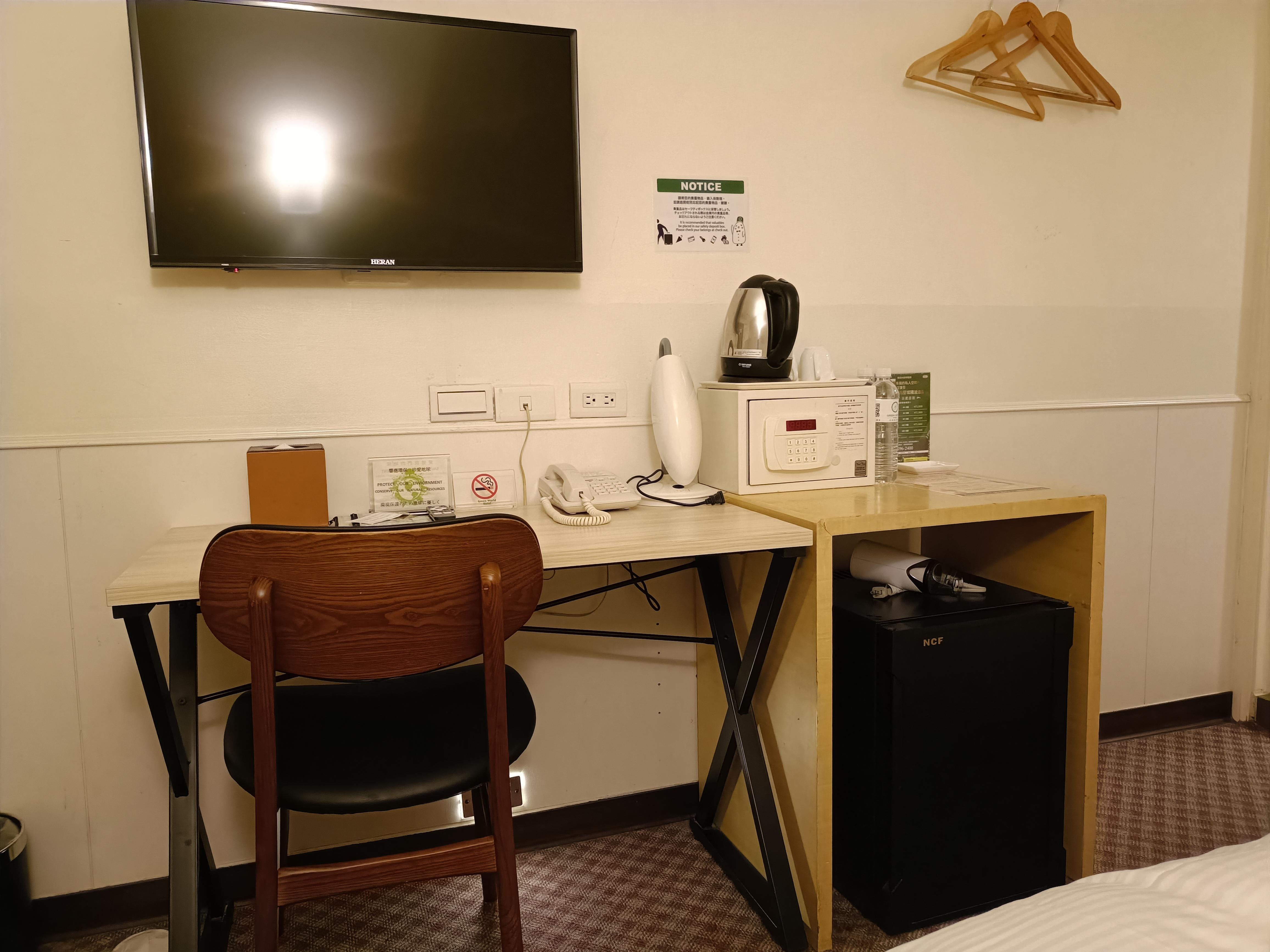 テレビ、デスク、金庫、冷蔵庫