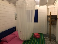 La chambre (avec la moustiquaire)