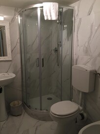 Camera 6, großes Bad