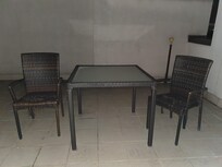 Varanda com cadeiras estragadas