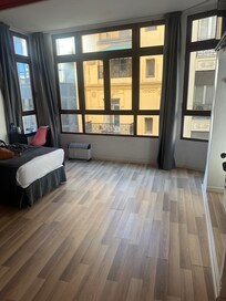 Huoneessa isot ikkunat