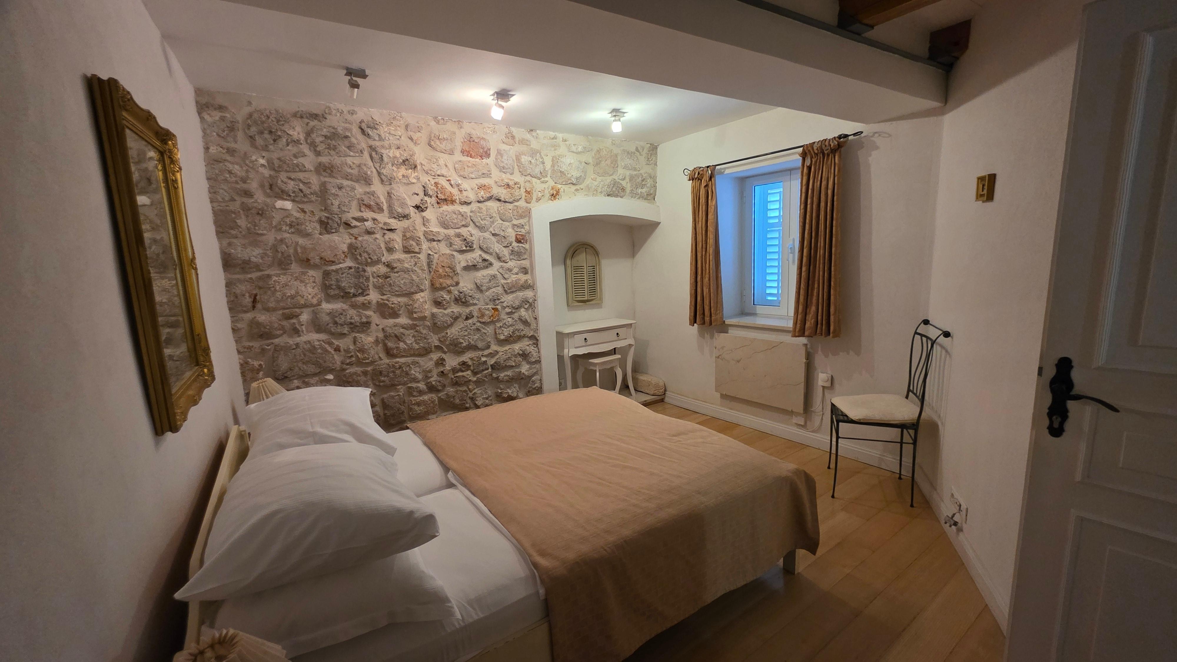 Just so cozy! Love the rock wall