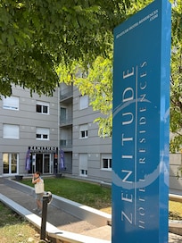 Vue l’entrée sur la route et Zentitude est le nom de hôtel