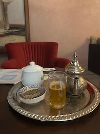 チェックインの合間に手作りのお菓子とお茶のおもてなし。