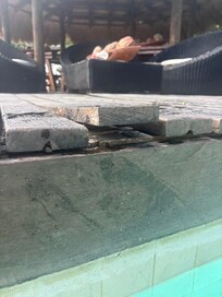 Planche qui ce soulève quand ont marche dessus