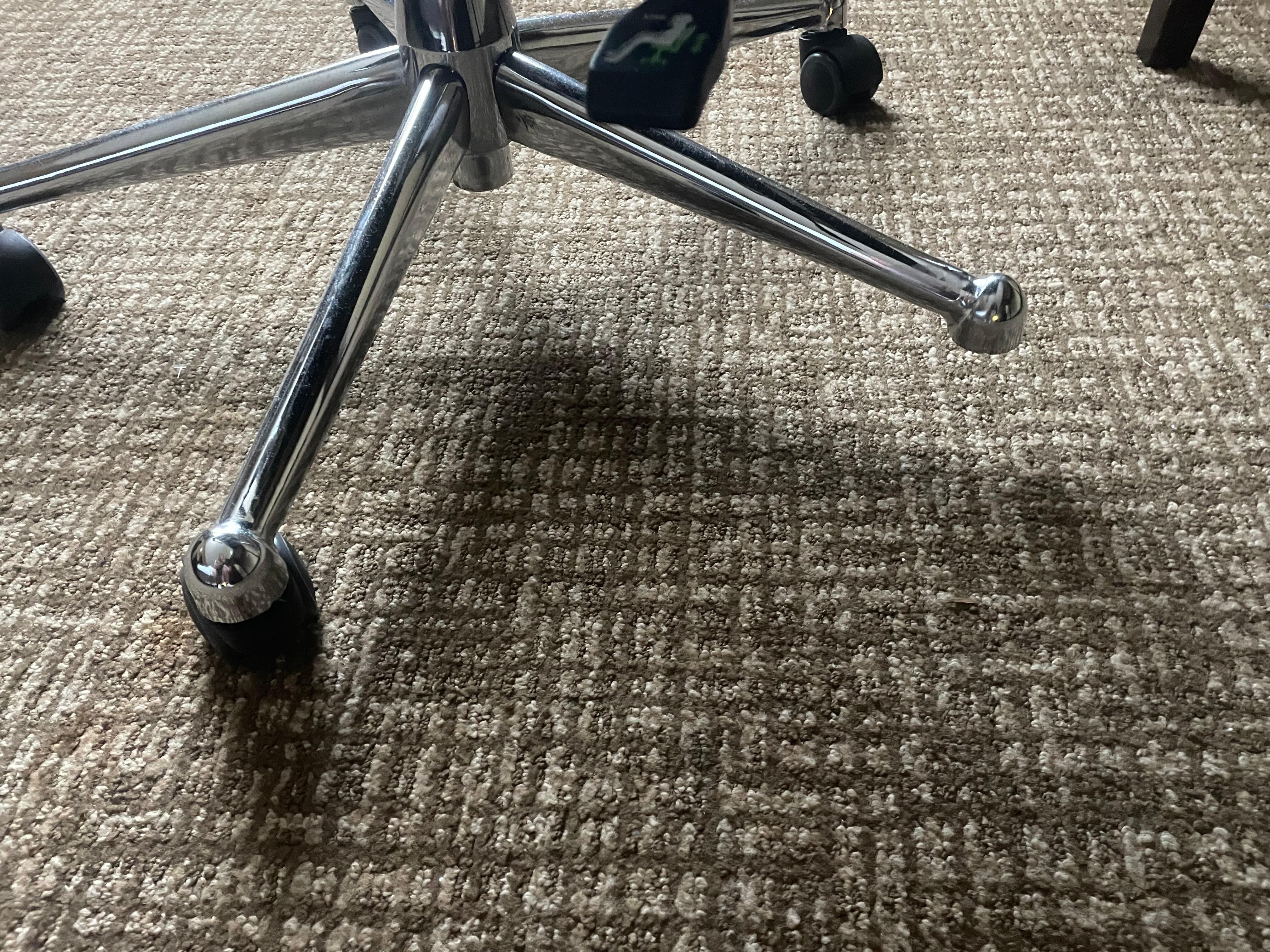 Missing wheel,unusable desk chair