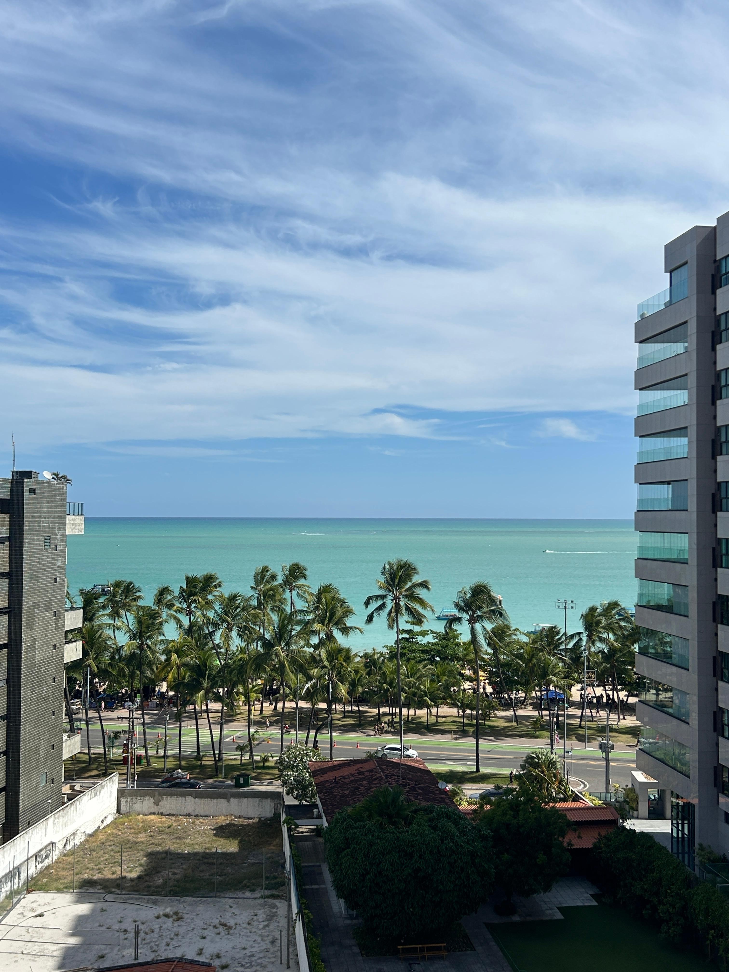 Vista do local da piscina durante o dia. 