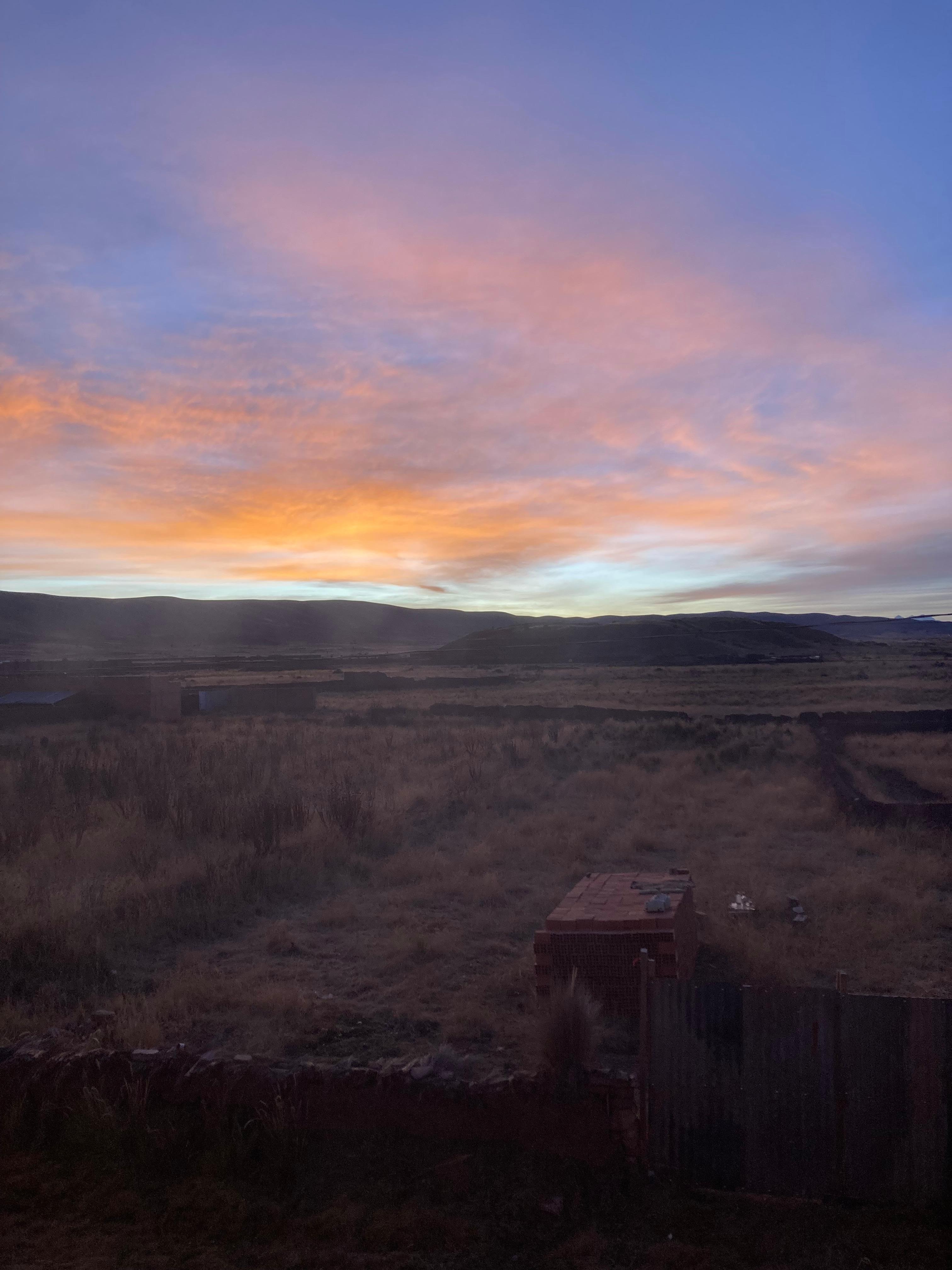 Vista del amanecer desde la habitación, con las ruinas en semipenumbra…
