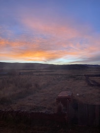 Vista del amanecer desde la habitación, con las ruinas en semipenumbra…