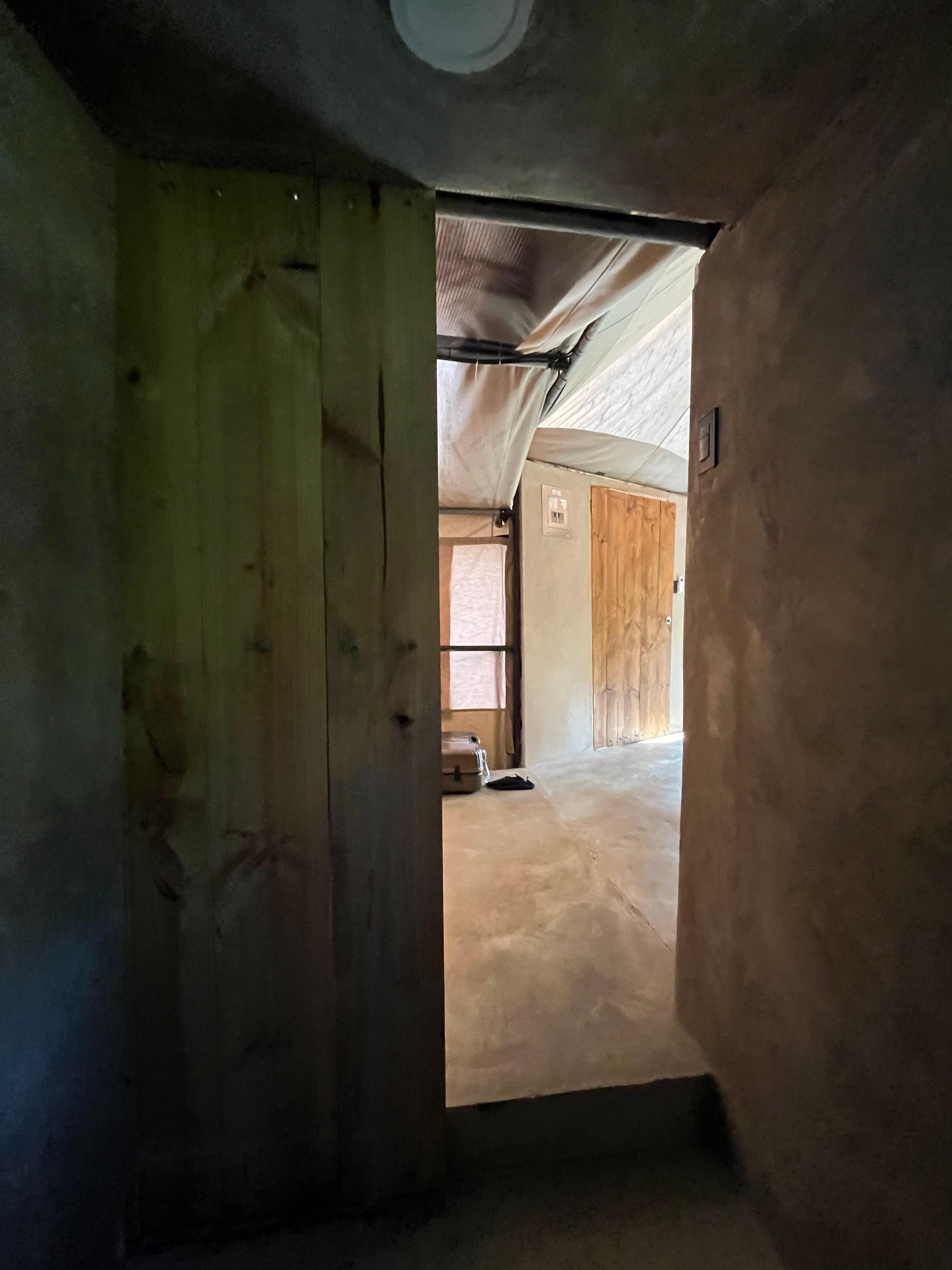 No doo handle for the bathroom door from the inside 