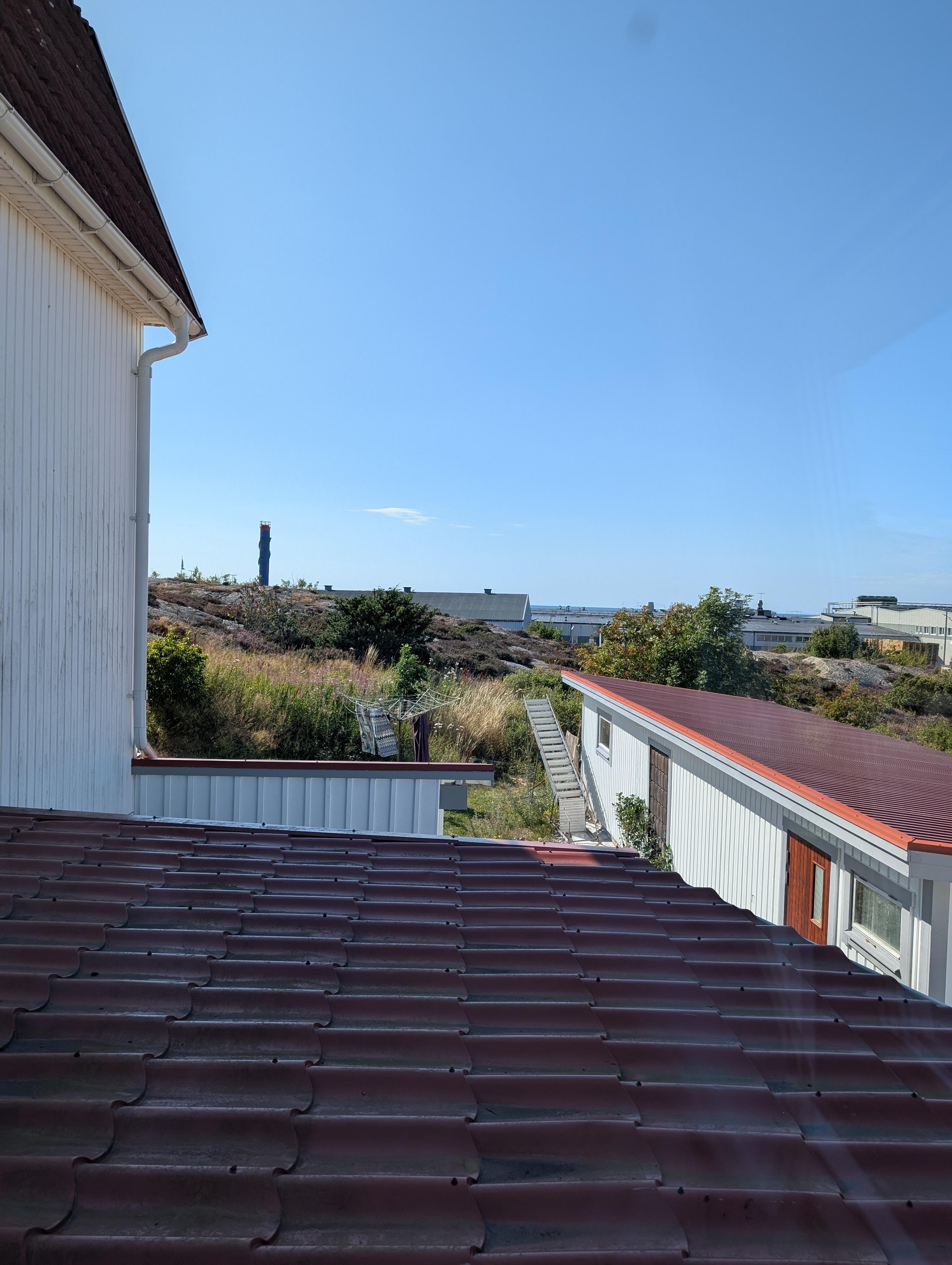 Utsikten från vårt rum. Granne med "Abba" och havet ♥️