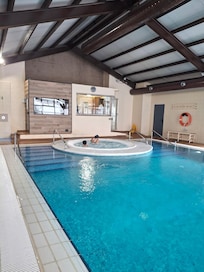 Piscina com jacuzzi e sauna