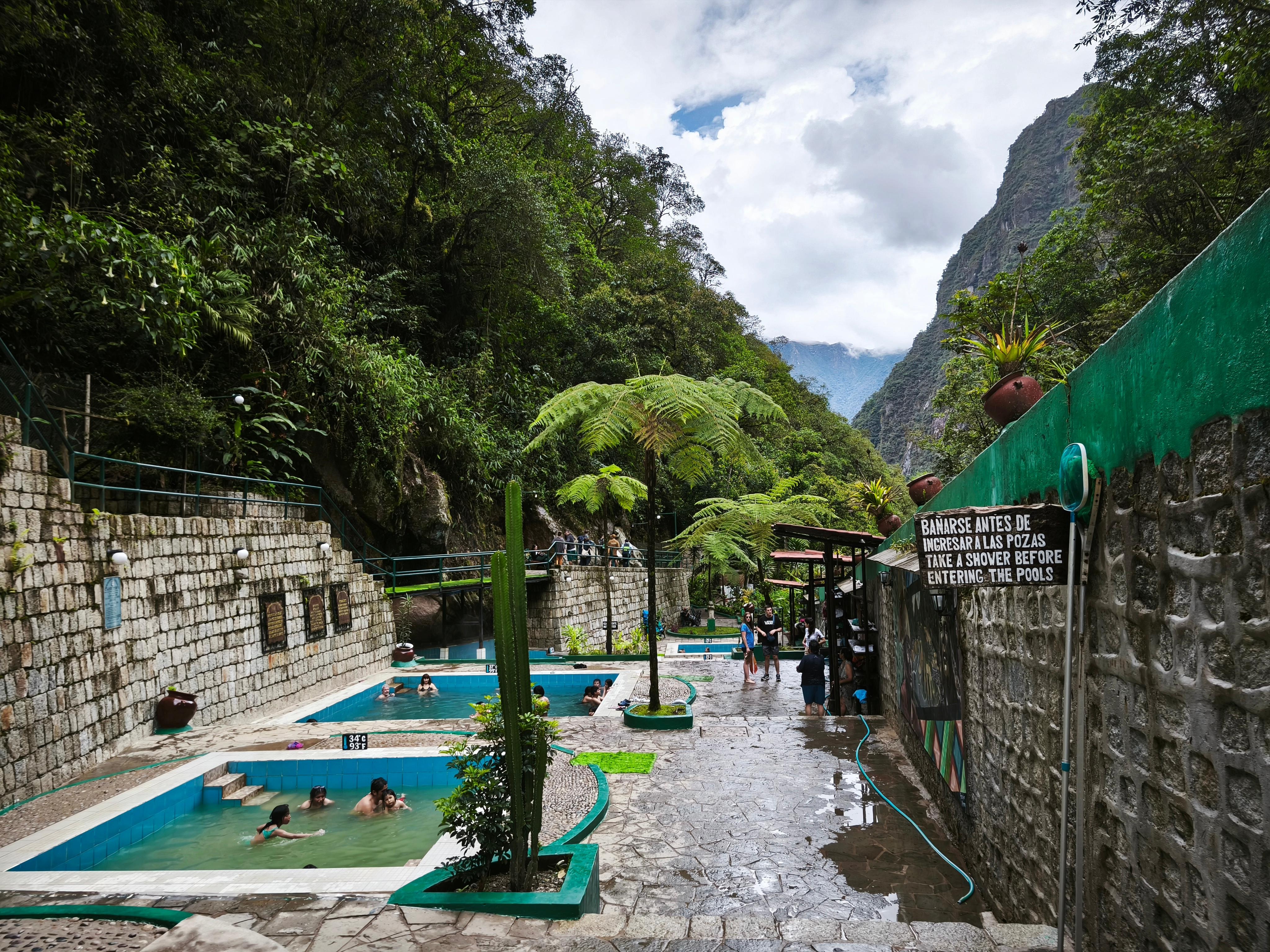 Des eaux thermales dans le village sont à faire.