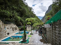 Des eaux thermales dans le village sont à faire.