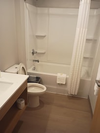 Clean bathroom and hot water is excellent!