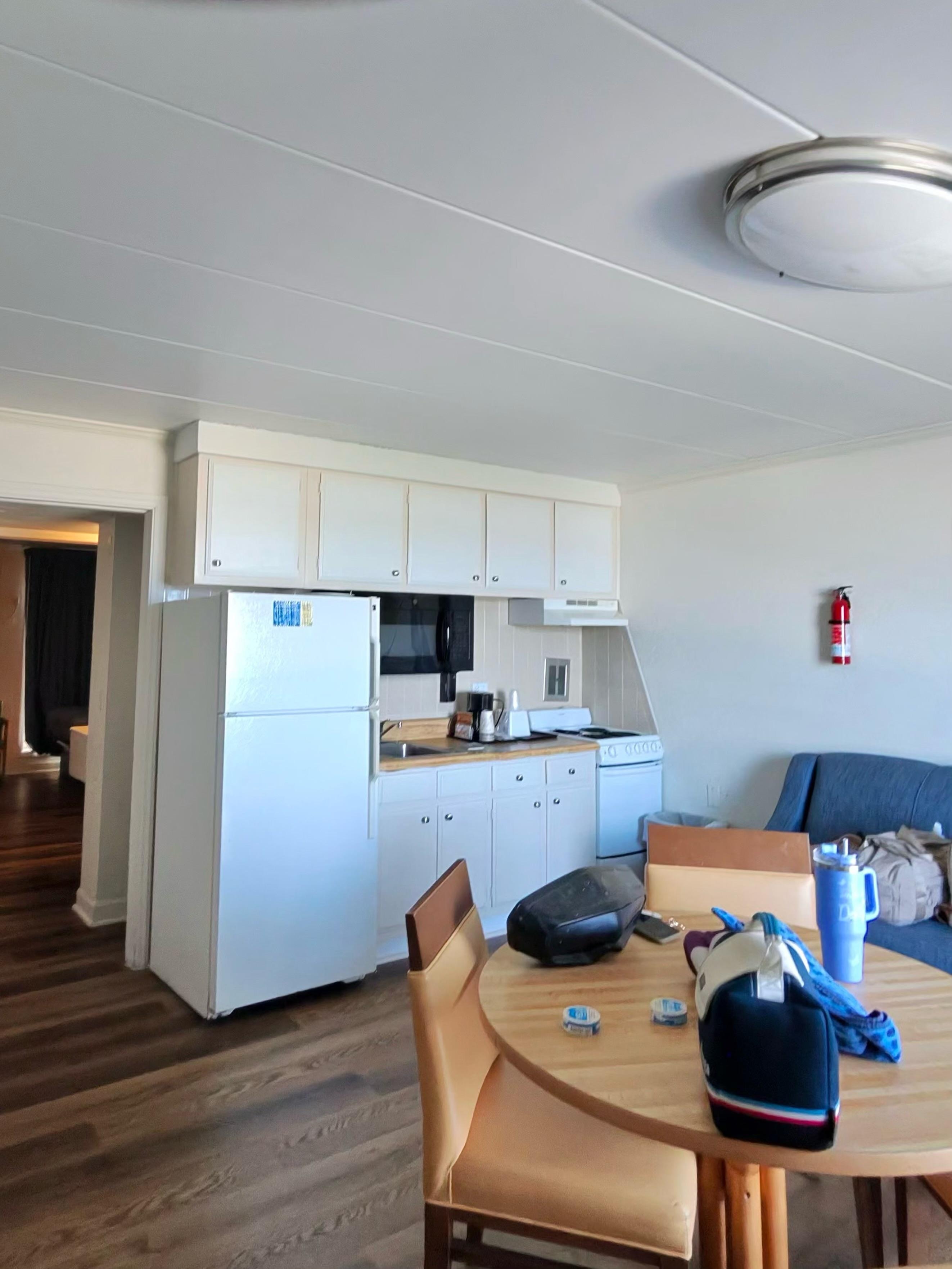 If you’re on a budget full kitchen amenities makes you feel like your at  home. 