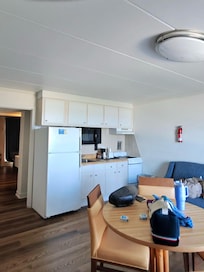 If you’re on a budget full kitchen amenities makes you feel like your at home.