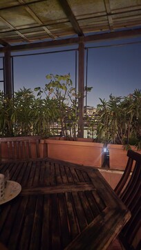Tiene una hermosa terraza con zona muy fresca para quienes vienen en verano