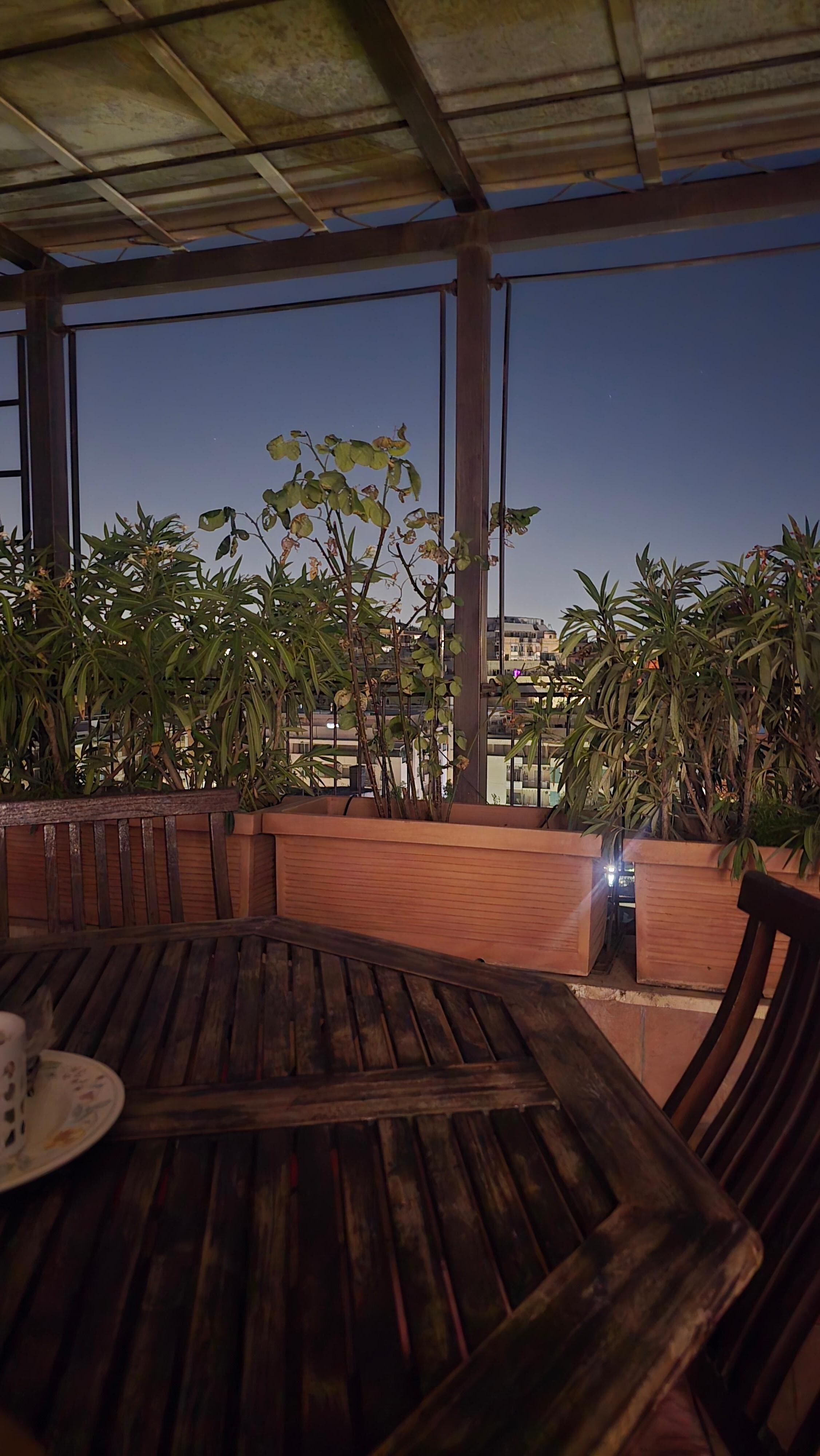 Tiene una hermosa terraza con zona muy fresca para quienes vienen en verano